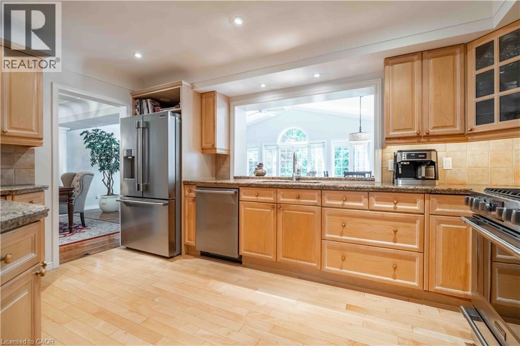 138 Judith Crescent, Ancaster, ON - Indoor Photo Showing Kitchen With Stainless Steel Kitchen
