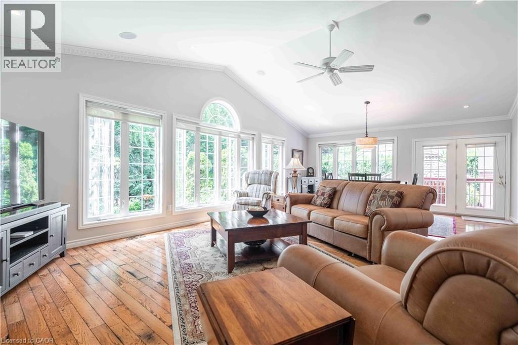 138 Judith Crescent, Ancaster, ON - Indoor Photo Showing Living Room