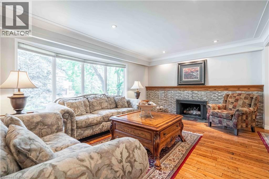 138 Judith Crescent, Ancaster, ON - Indoor Photo Showing Living Room With Fireplace