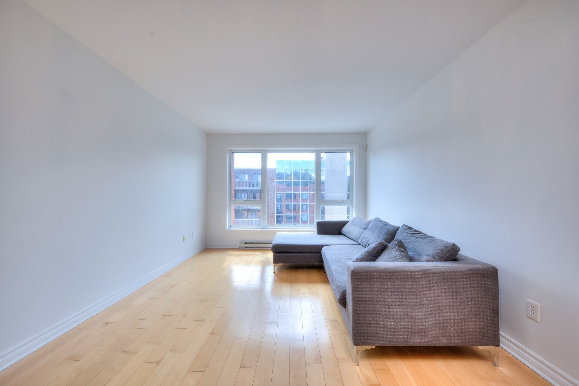 Living Room - 7-10135 Rue Lajeunesse, Montréal (Ahuntsic-Cartierville), QC - Indoor Photo Showing Living Room