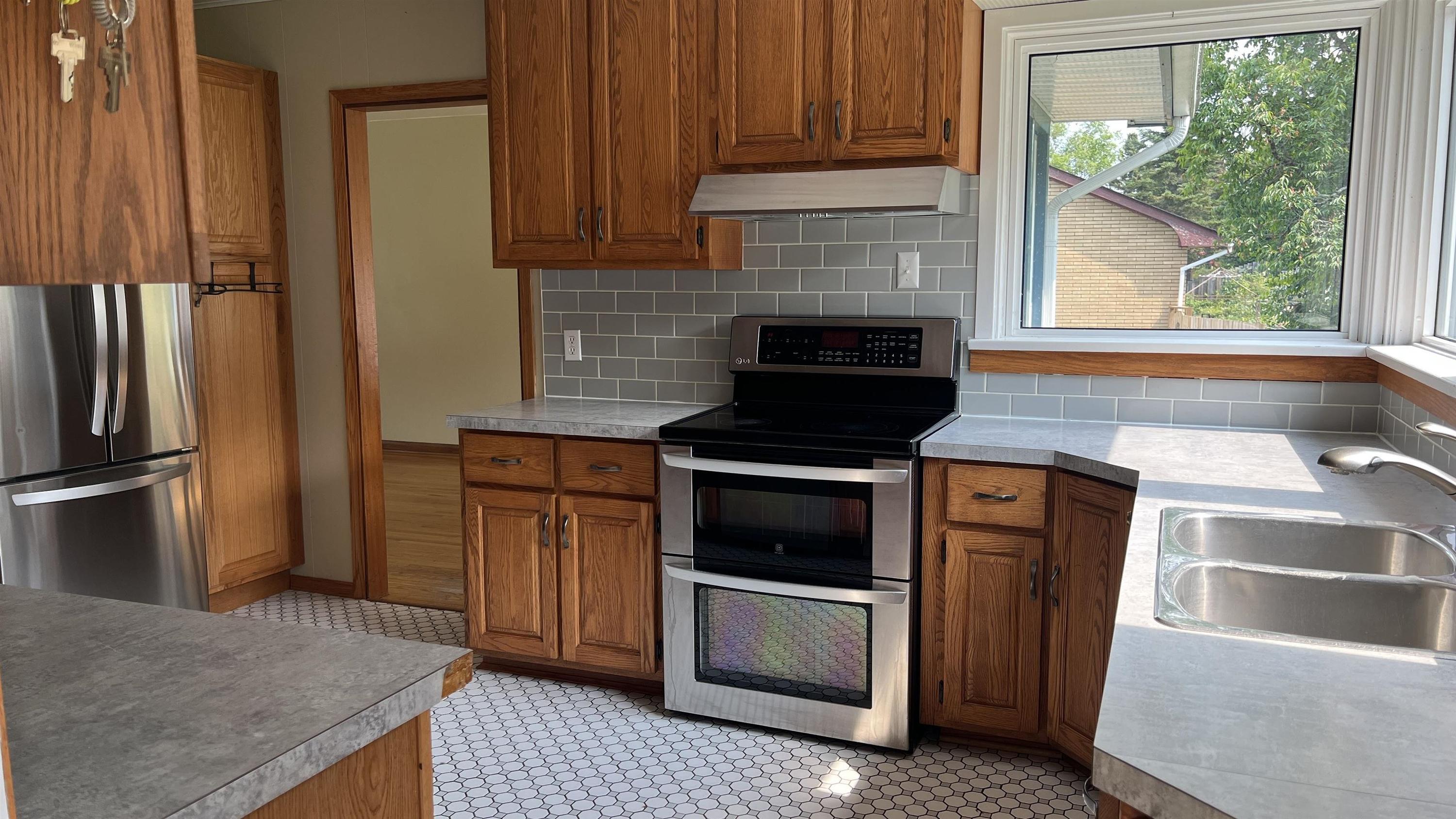 15 Sund Crescent, Marathon, ON - Indoor Photo Showing Kitchen With Double Sink