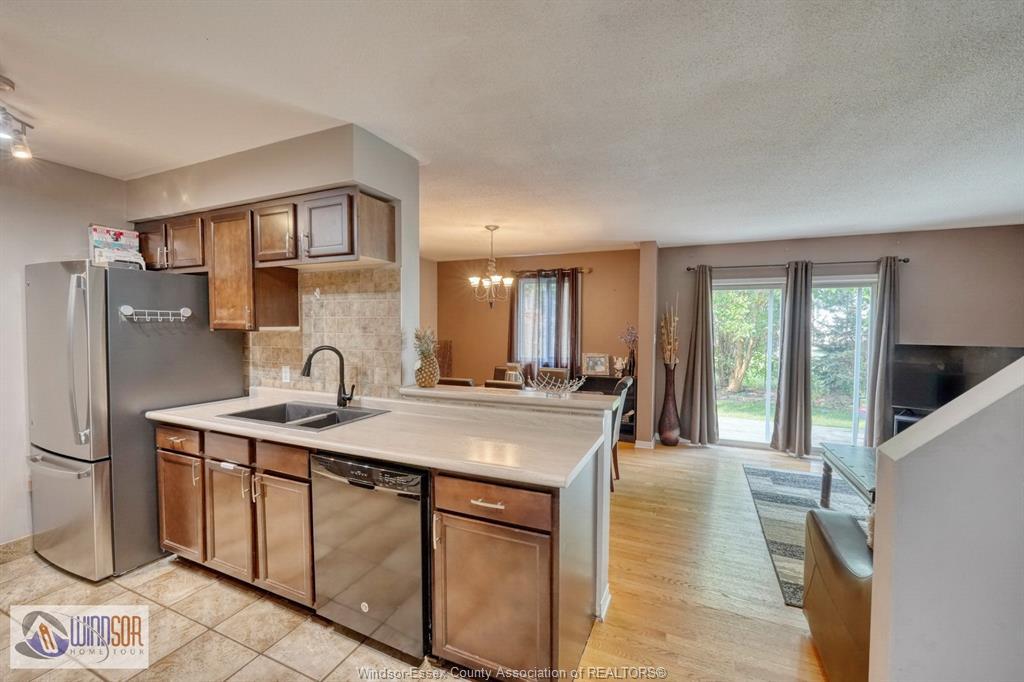 1277 Cardinal Crescent, Tecumseh, ON - Indoor Photo Showing Kitchen With Double Sink