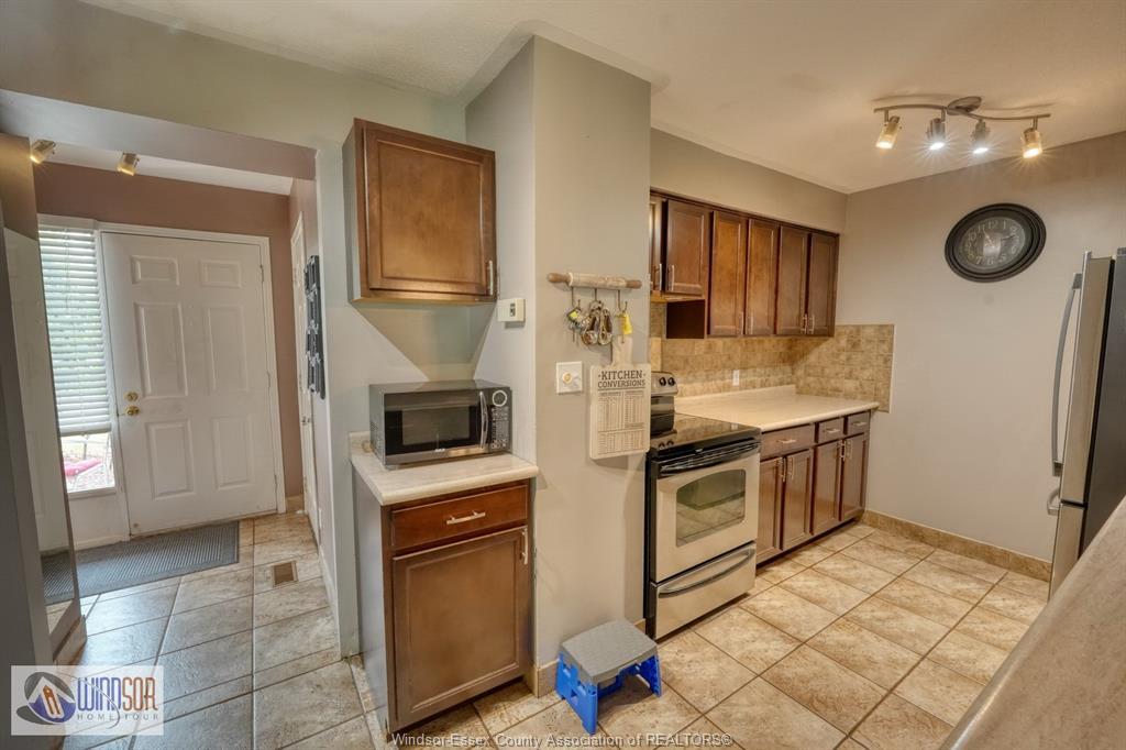 1277 Cardinal Crescent, Tecumseh, ON - Indoor Photo Showing Kitchen