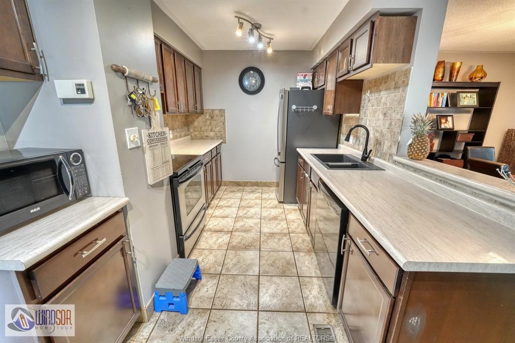 1277 Cardinal Crescent, Tecumseh, ON - Indoor Photo Showing Kitchen With Double Sink