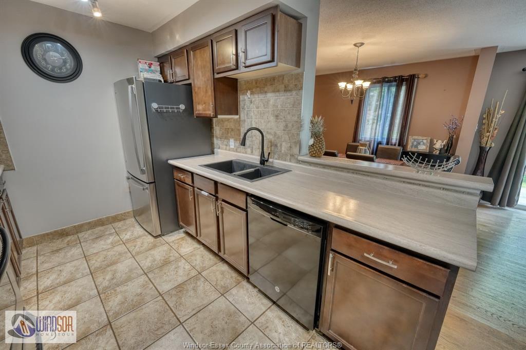 1277 Cardinal Crescent, Tecumseh, ON - Indoor Photo Showing Kitchen With Double Sink
