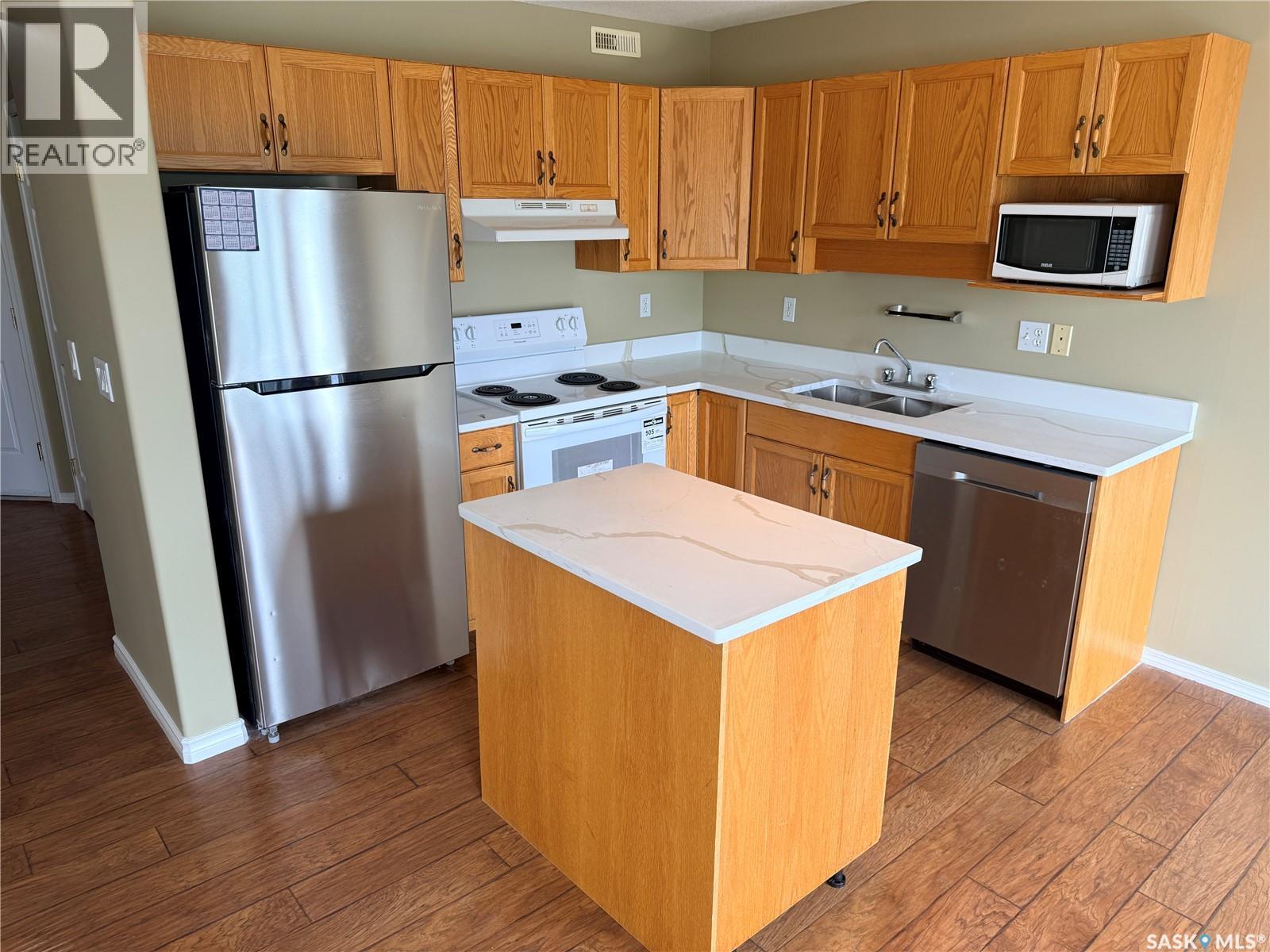 17 111 Fairbrother Crescent, Saskatoon, SK - Indoor Photo Showing Kitchen With Double Sink