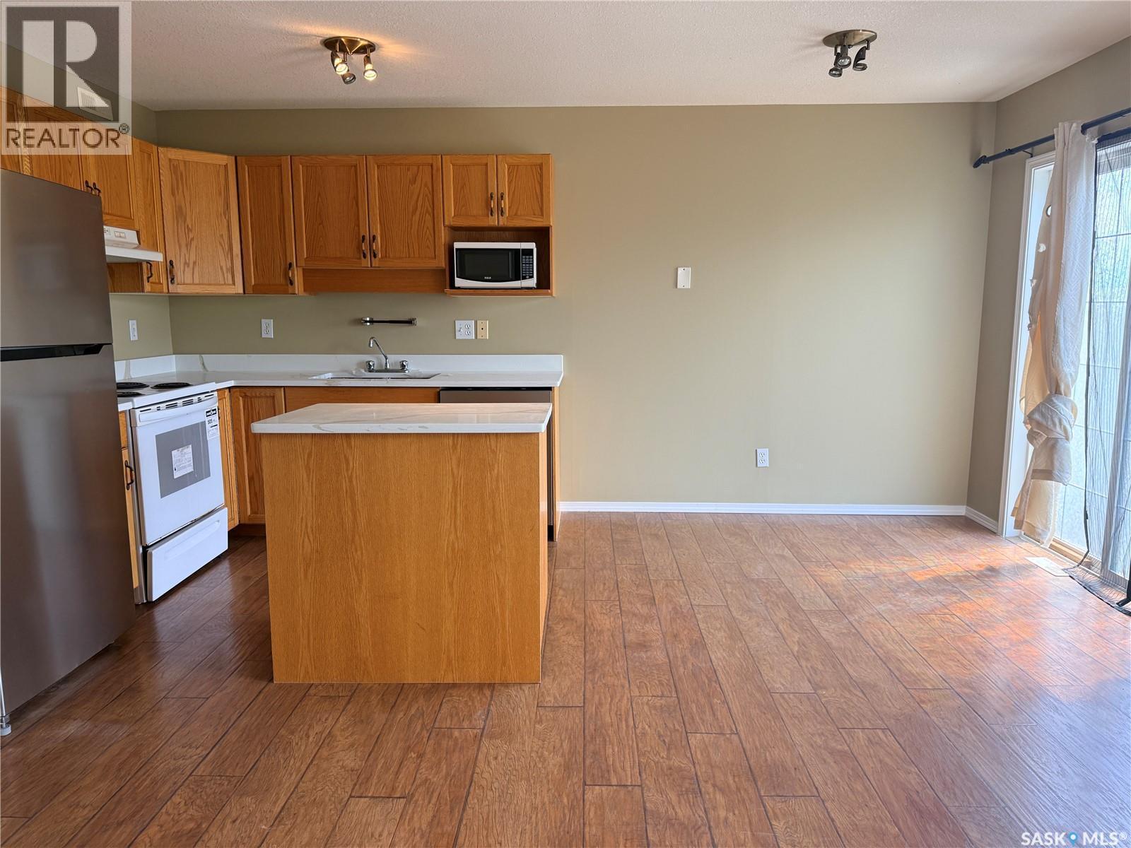 17 111 Fairbrother Crescent, Saskatoon, SK - Indoor Photo Showing Kitchen