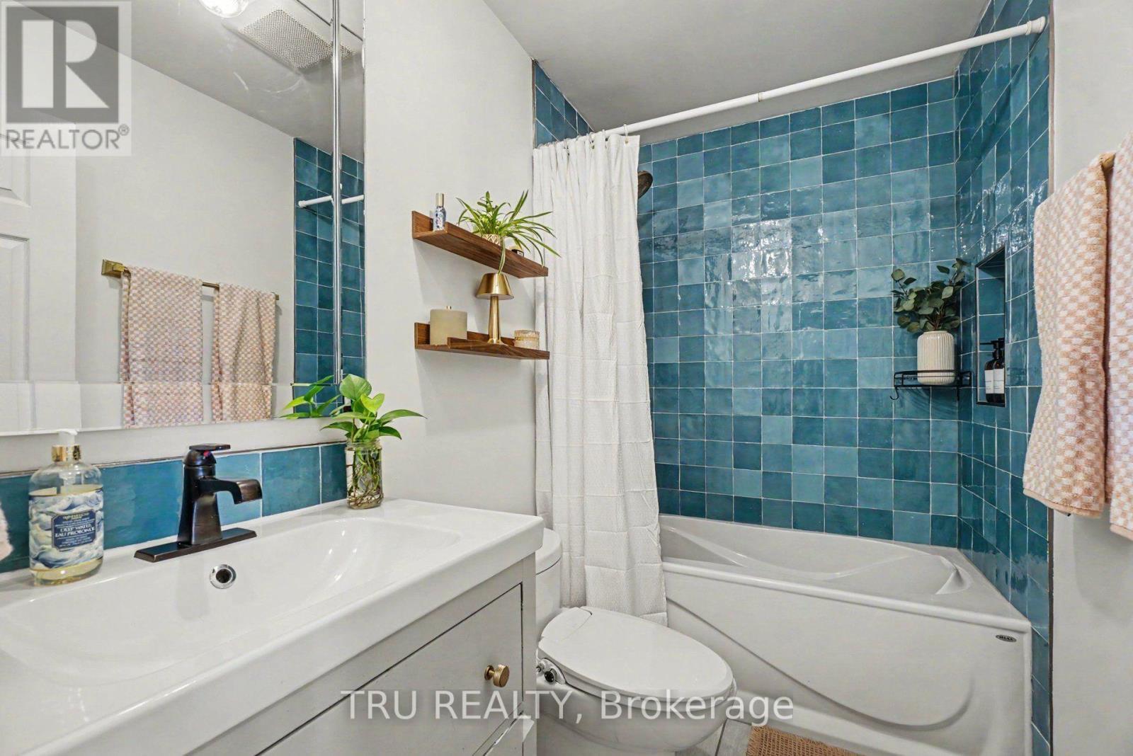 Full Bath on main floor - 1275 Woodside Drive, Ottawa, ON - Indoor Photo Showing Bathroom