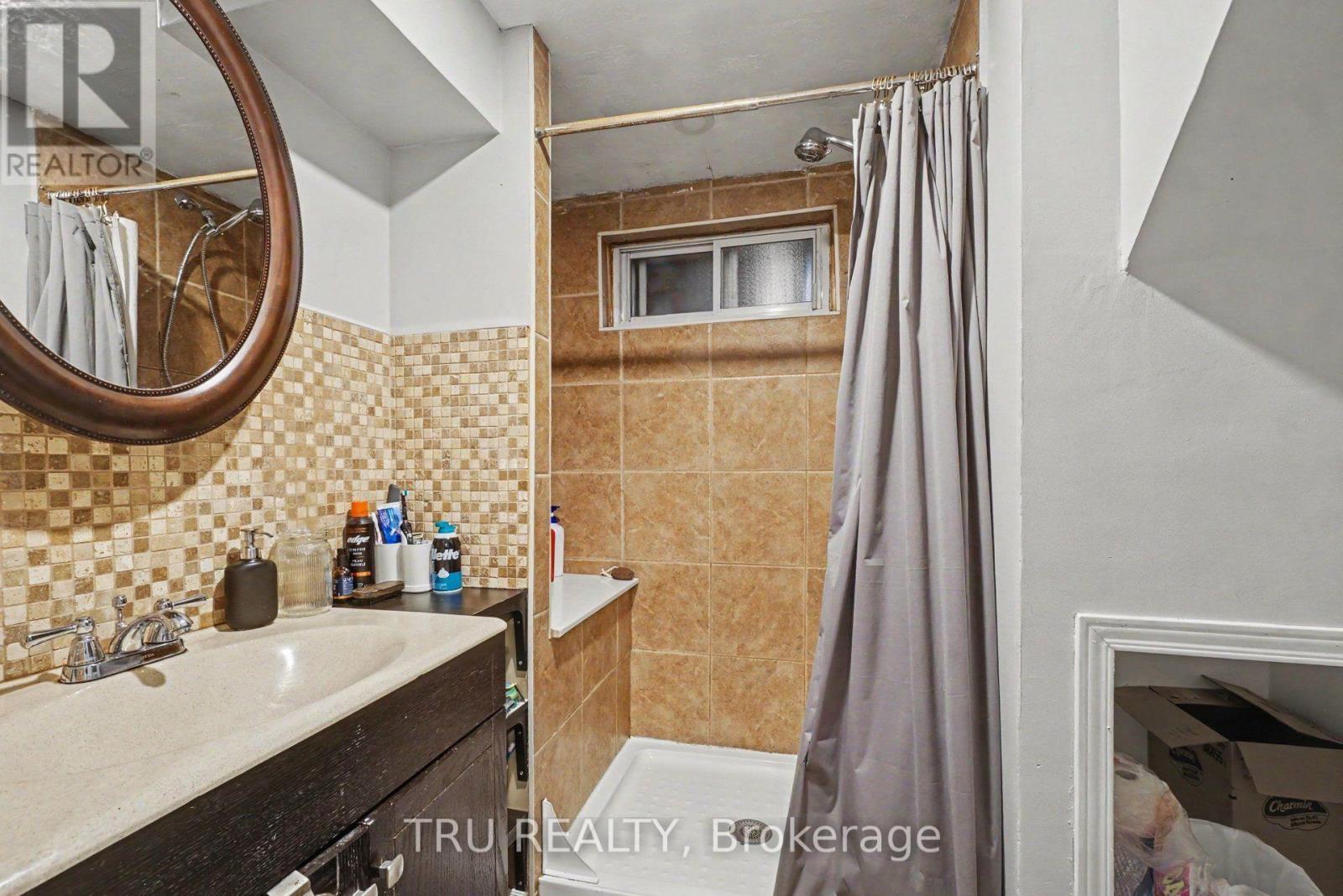 Full Bath Lower level - 1275 Woodside Drive, Ottawa, ON - Indoor Photo Showing Bathroom
