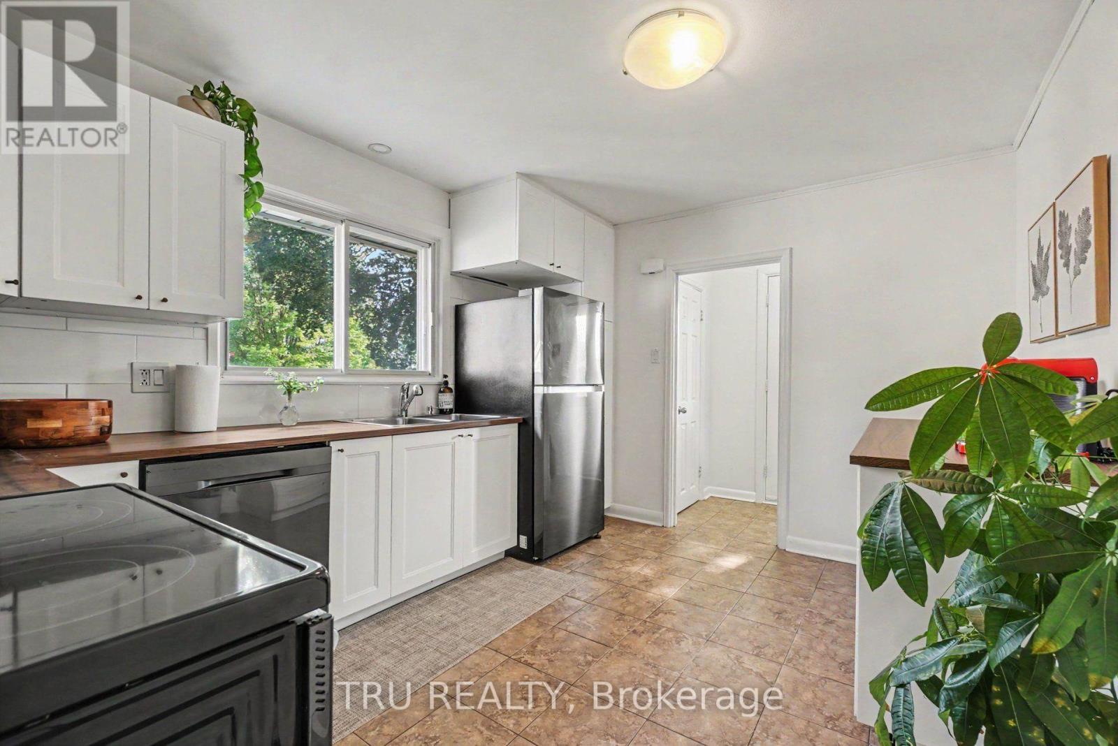 Kitchen - 1275 Woodside Drive, Ottawa, ON - Indoor Photo Showing Kitchen