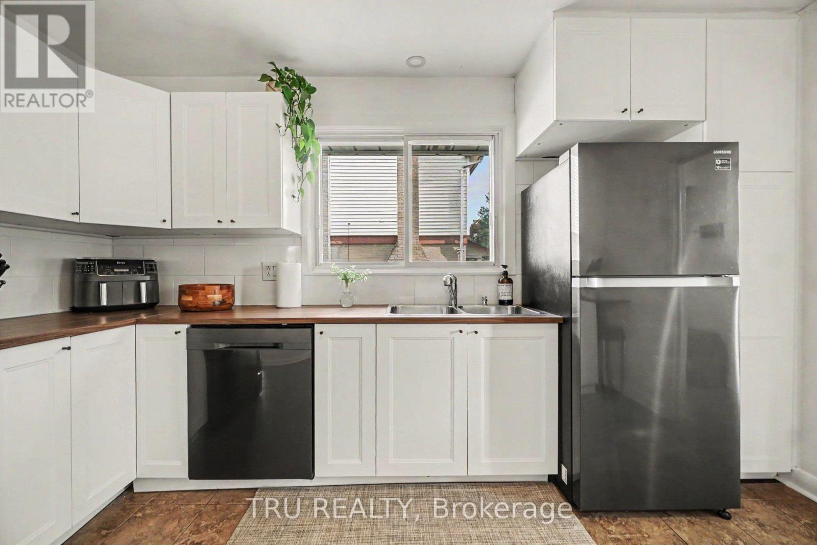 Kitchen - 1275 Woodside Drive, Ottawa, ON - Indoor Photo Showing Kitchen With Double Sink