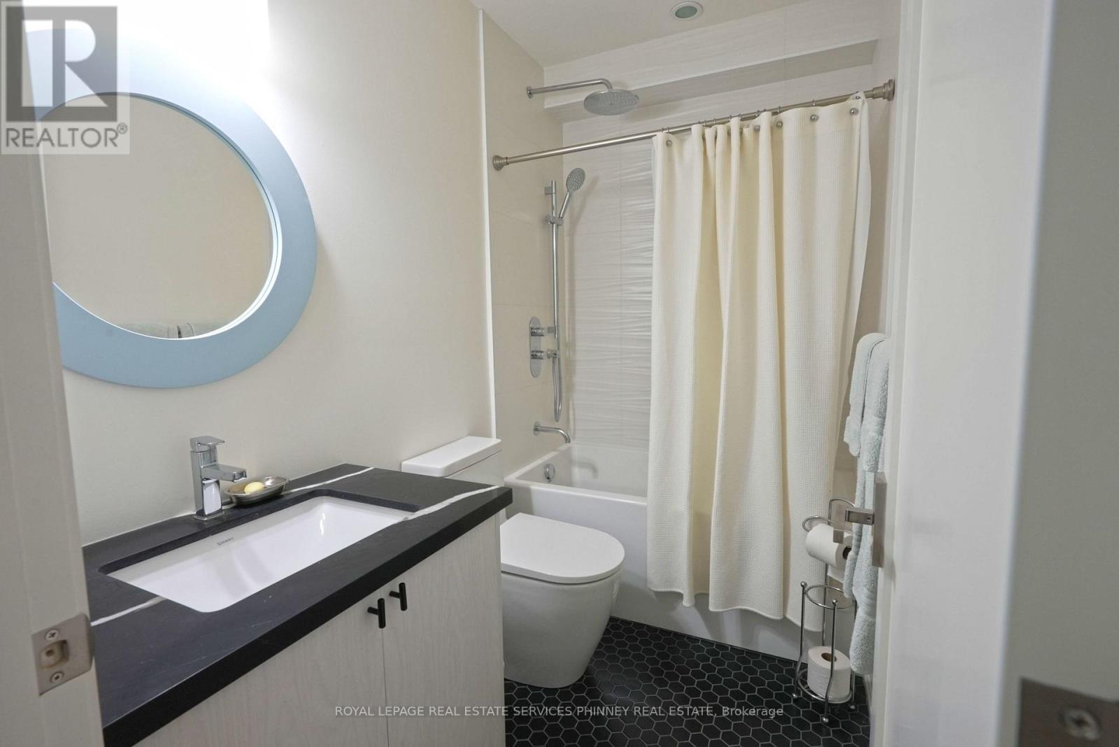 1413 Queen Victoria Avenue, Mississauga, ON - Indoor Photo Showing Bathroom
