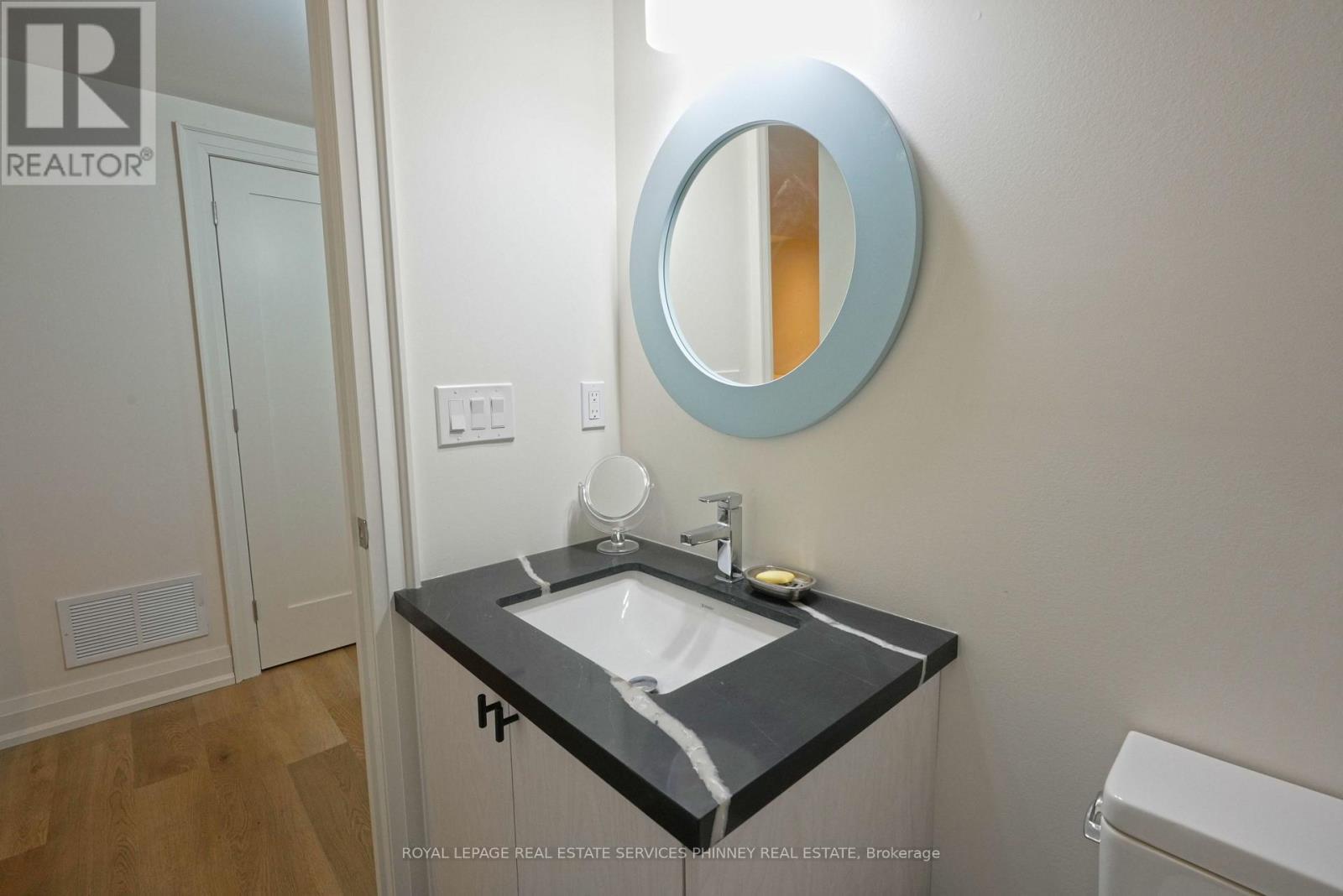 1413 Queen Victoria Avenue, Mississauga, ON - Indoor Photo Showing Bathroom