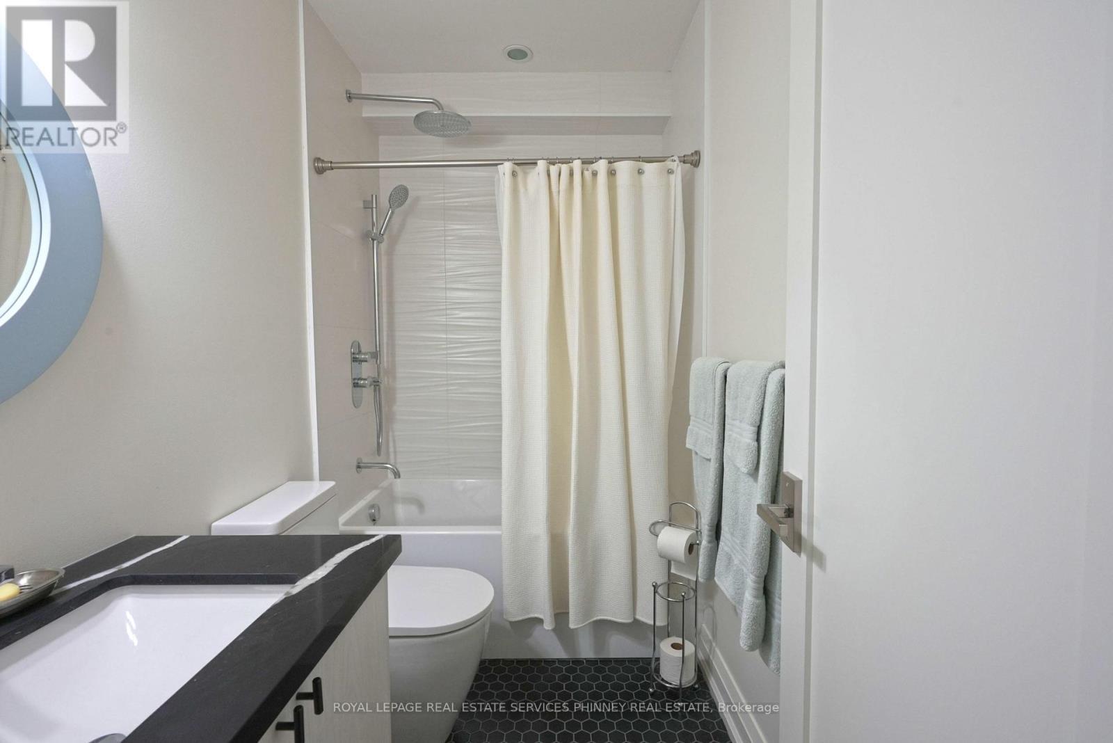 1413 Queen Victoria Avenue, Mississauga, ON - Indoor Photo Showing Bathroom