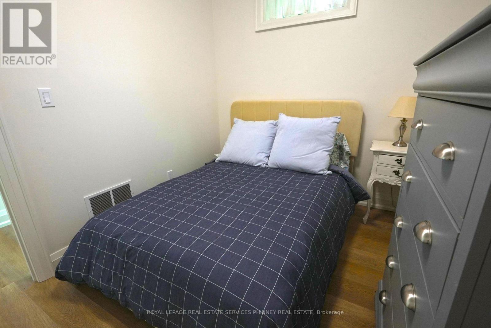 1413 Queen Victoria Avenue, Mississauga, ON - Indoor Photo Showing Bedroom