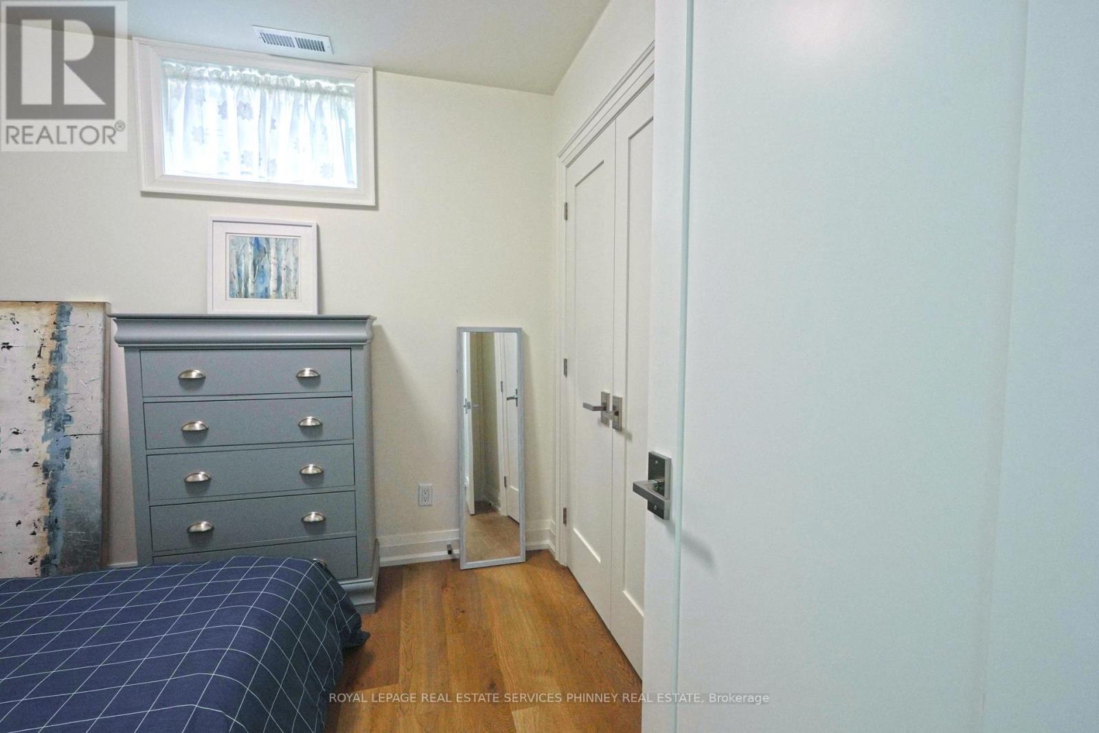 1413 Queen Victoria Avenue, Mississauga, ON - Indoor Photo Showing Bedroom