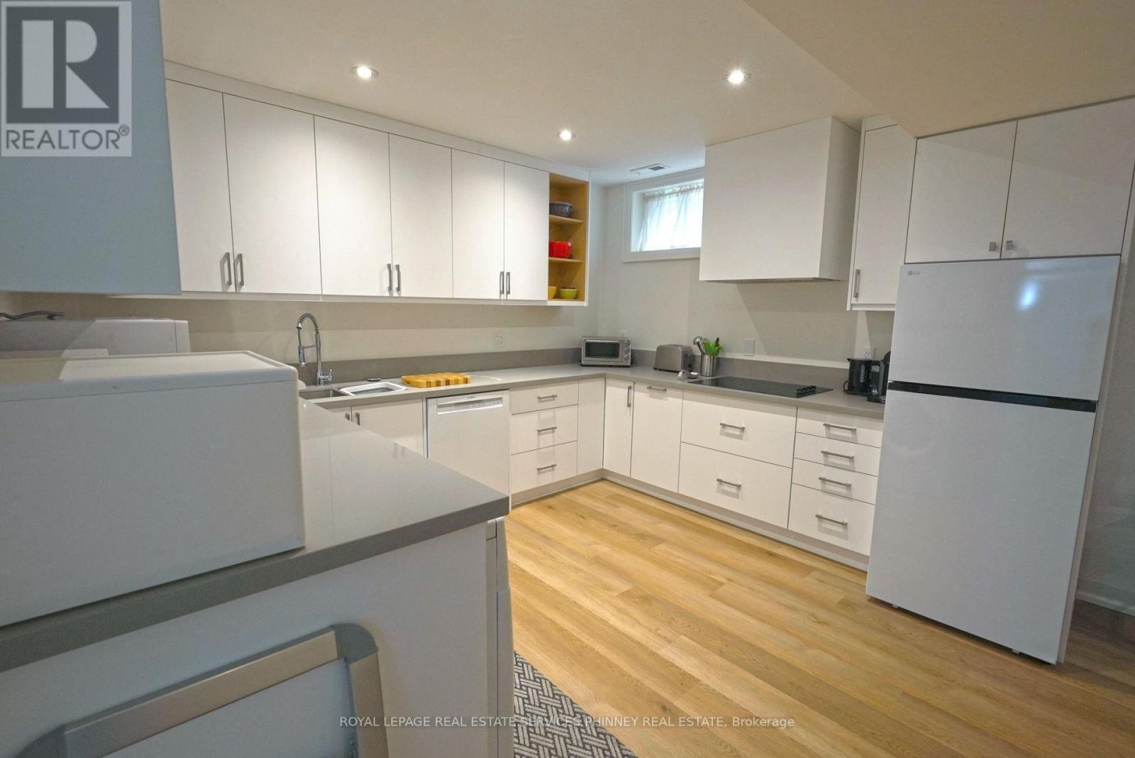 1413 Queen Victoria Avenue, Mississauga, ON - Indoor Photo Showing Kitchen