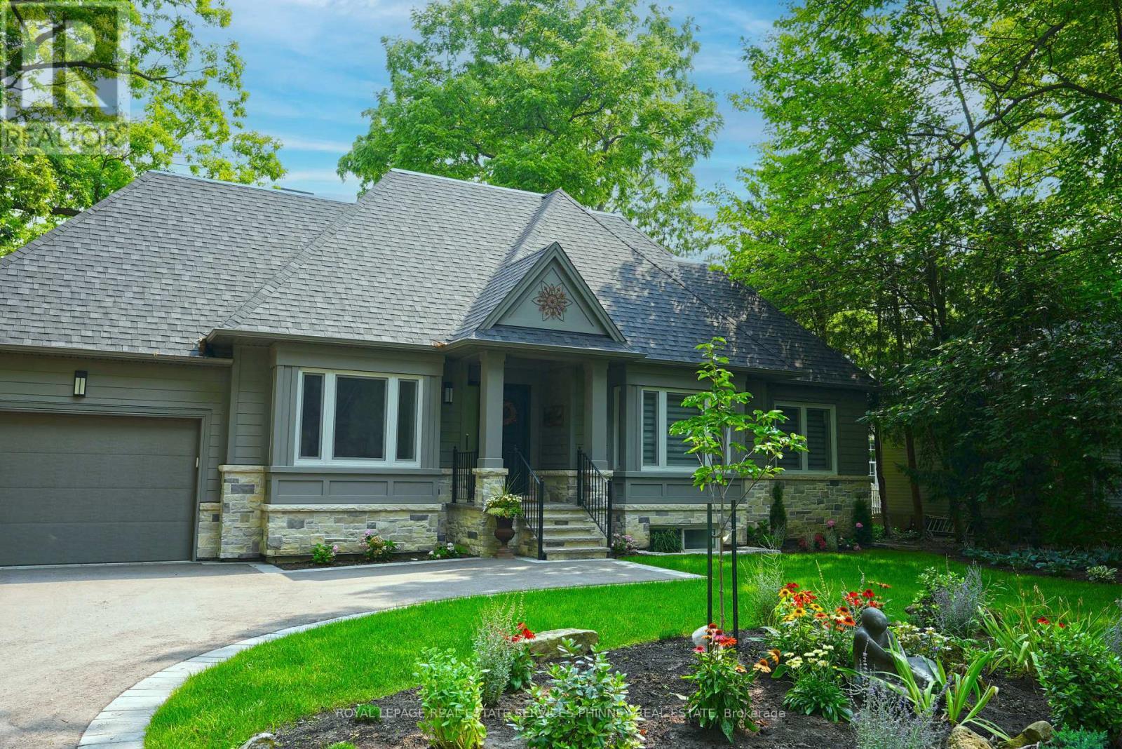 1413 Queen Victoria Avenue, Mississauga, ON - Outdoor With Facade