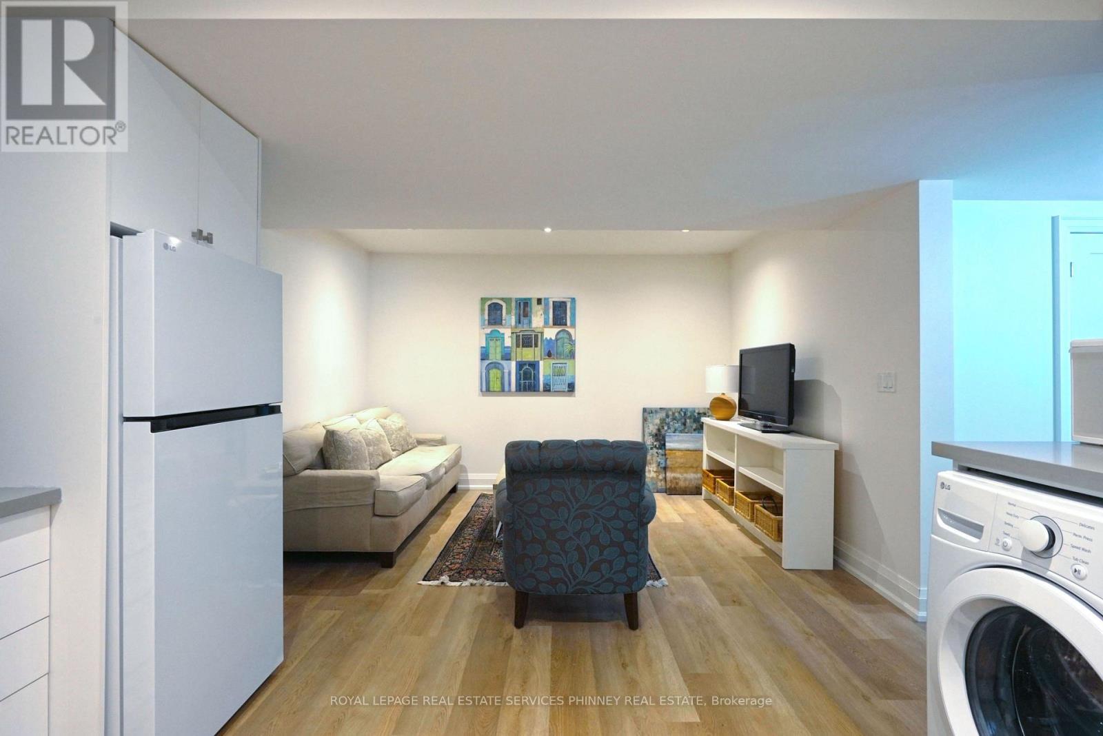 1413 Queen Victoria Avenue, Mississauga, ON - Indoor Photo Showing Laundry Room