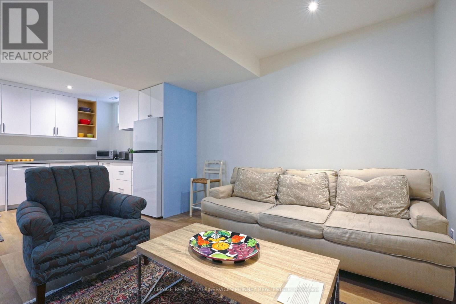 1413 Queen Victoria Avenue, Mississauga, ON - Indoor Photo Showing Living Room