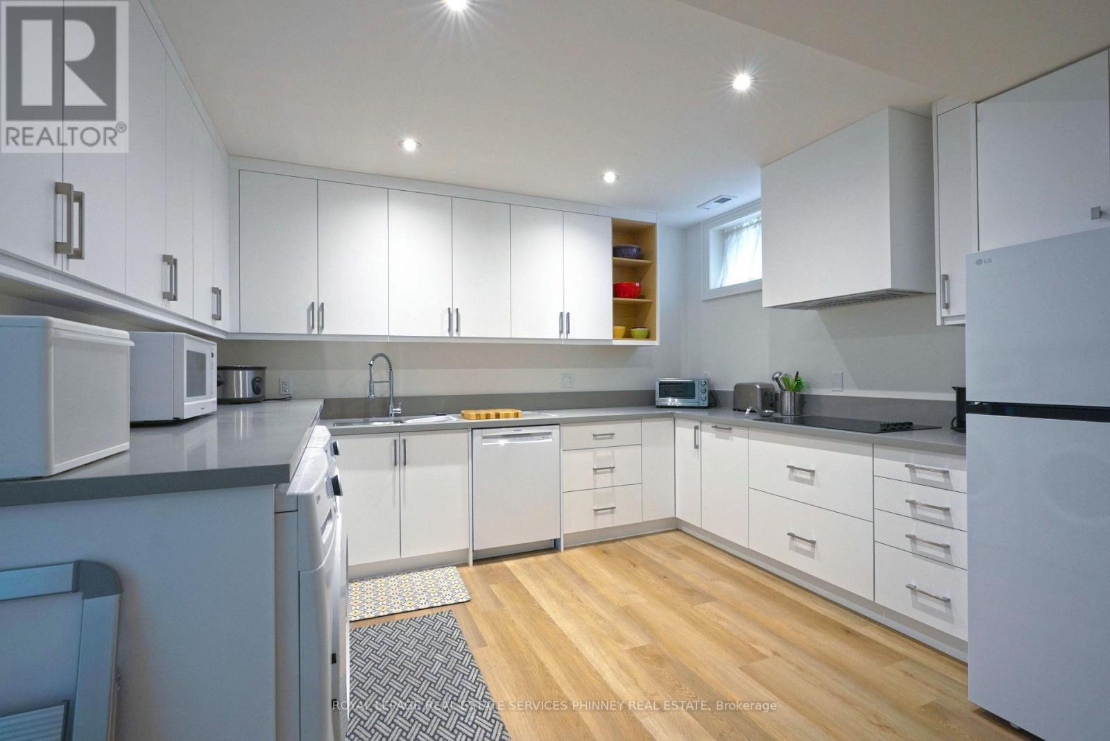 1413 Queen Victoria Avenue, Mississauga, ON - Indoor Photo Showing Kitchen
