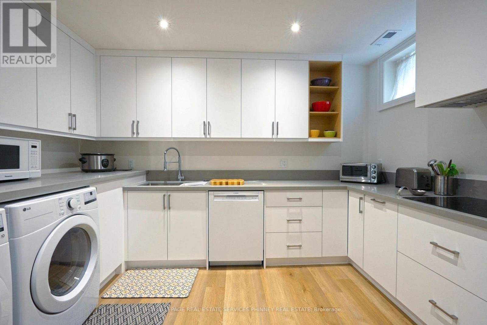 1413 Queen Victoria Avenue, Mississauga, ON - Indoor Photo Showing Laundry Room