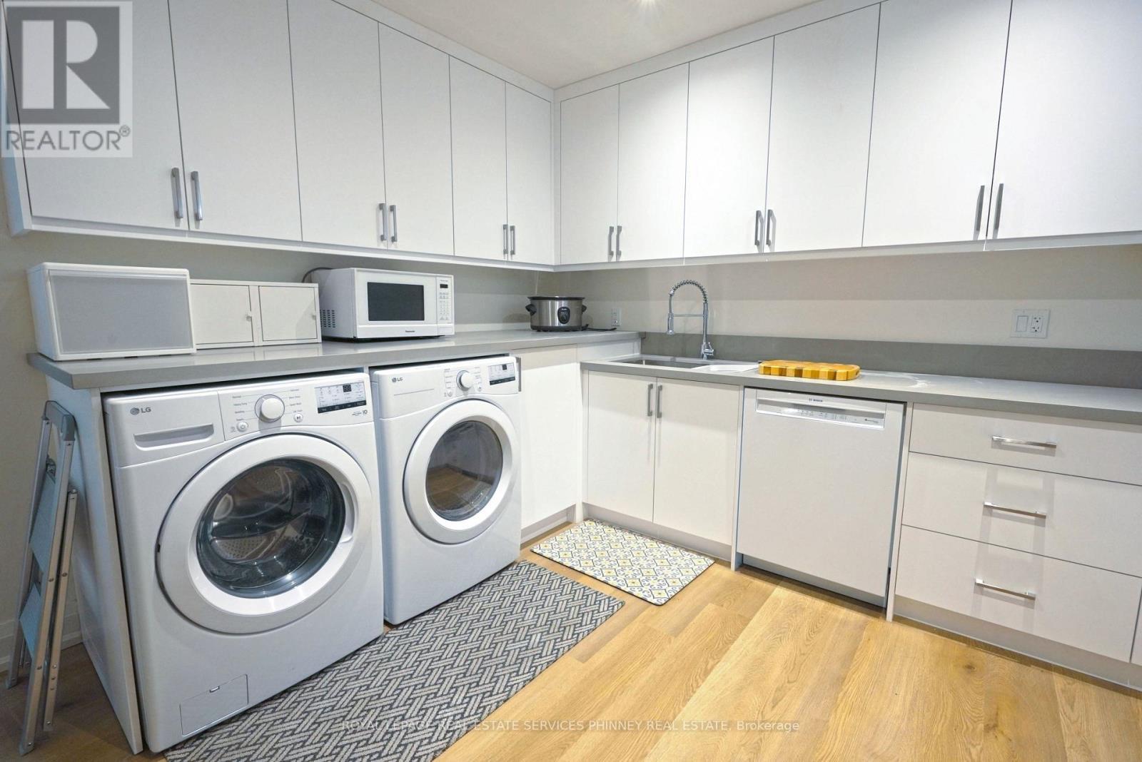 1413 Queen Victoria Avenue, Mississauga, ON - Indoor Photo Showing Laundry Room