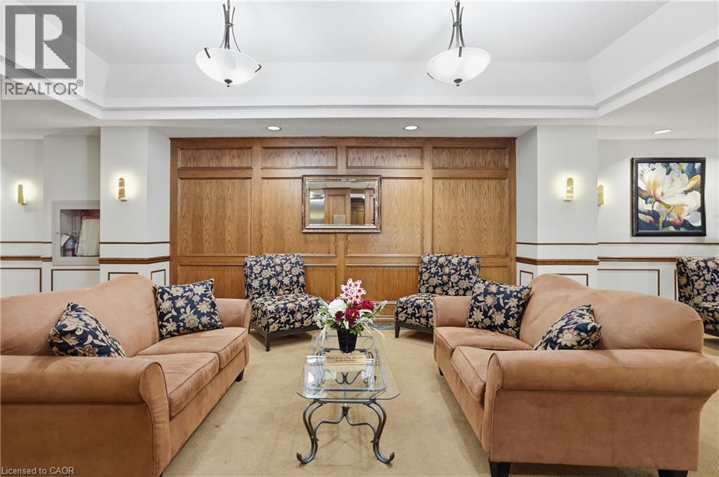 7 Gale Crescent Unit# B3, St. Catharines, ON - Indoor Photo Showing Living Room
