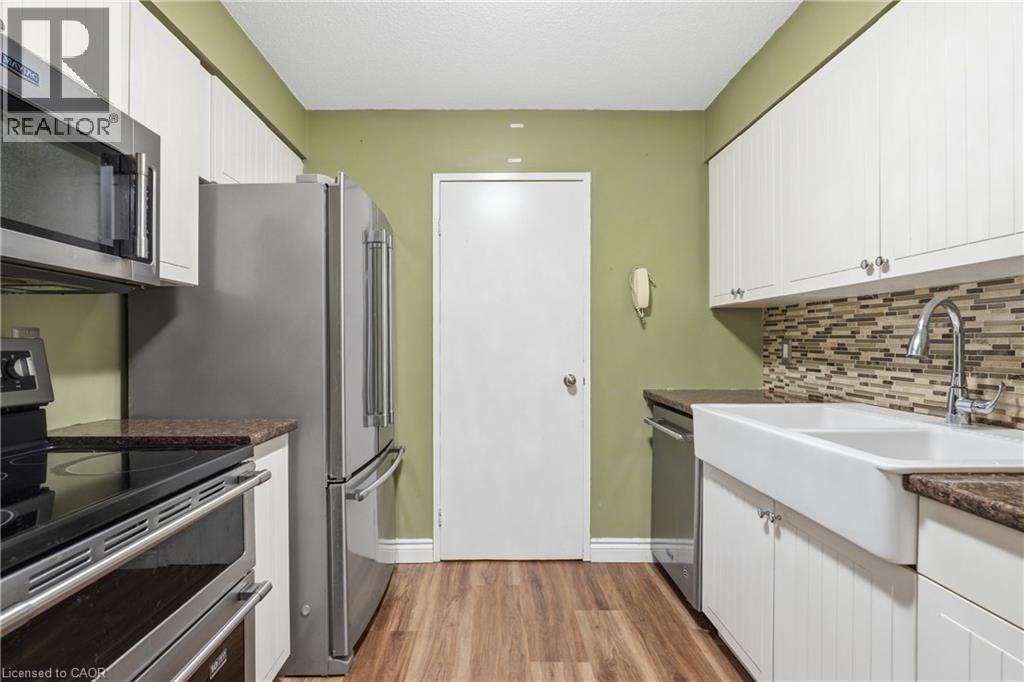 7 Gale Crescent Unit# B3, St. Catharines, ON - Indoor Photo Showing Kitchen With Double Sink With Upgraded Kitchen