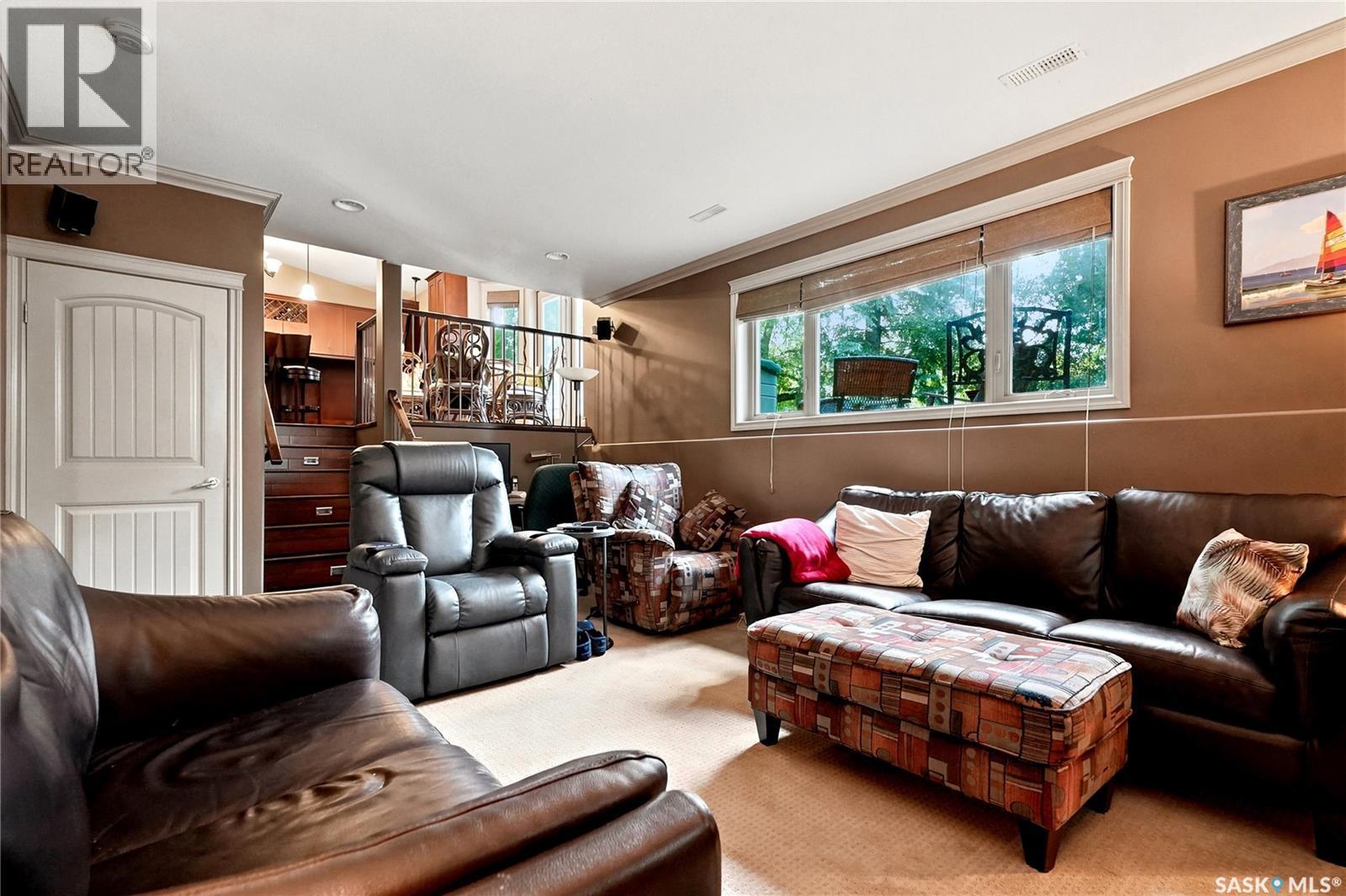 506 Vincent Crescent, Saskatoon, SK - Indoor Photo Showing Living Room