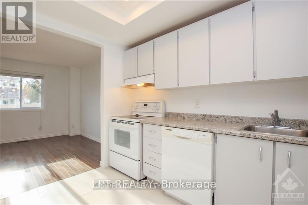 121 Erin Crescent, Ottawa, ON - Indoor Photo Showing Kitchen