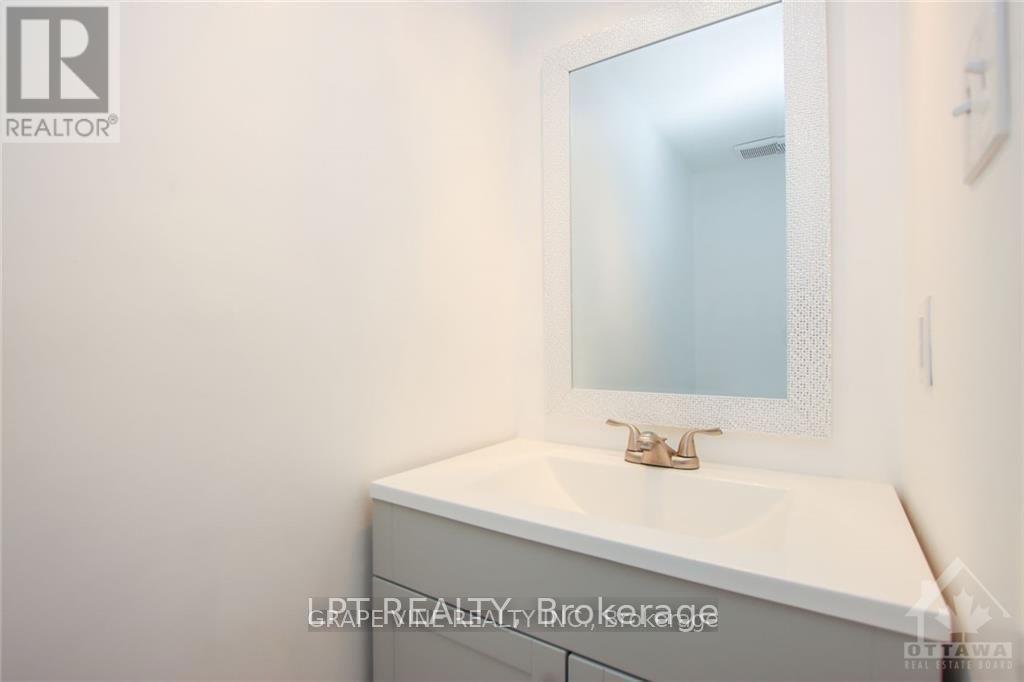 121 Erin Crescent, Ottawa, ON - Indoor Photo Showing Bathroom