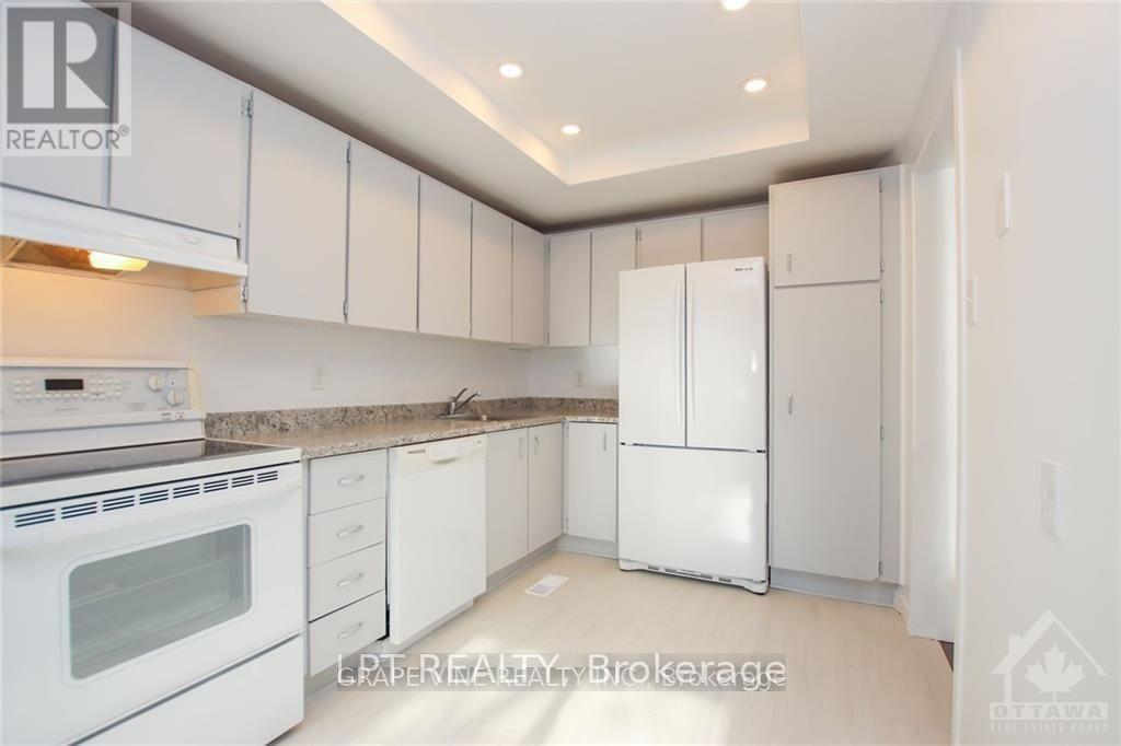 121 Erin Crescent, Ottawa, ON - Indoor Photo Showing Kitchen