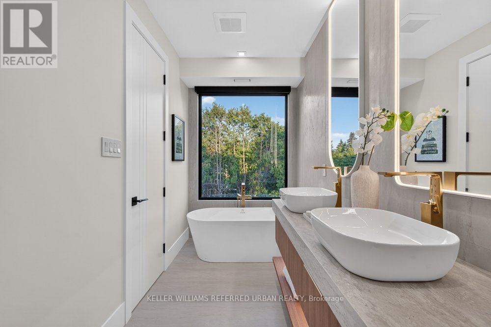 11 Knowles Crescent, Aurora, ON - Indoor Photo Showing Bathroom