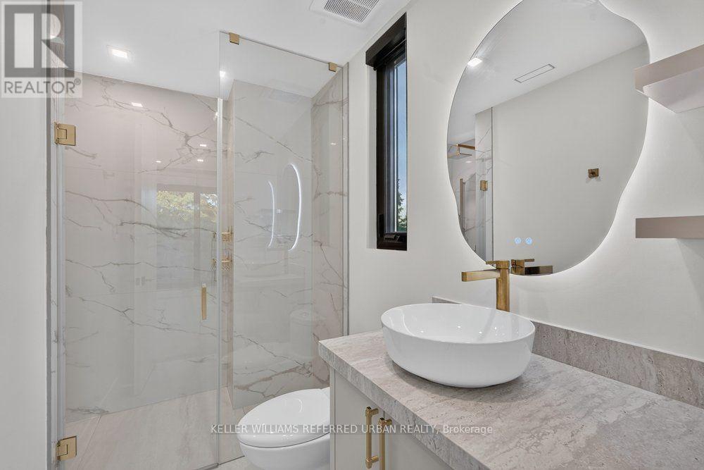 11 Knowles Crescent, Aurora, ON - Indoor Photo Showing Bathroom