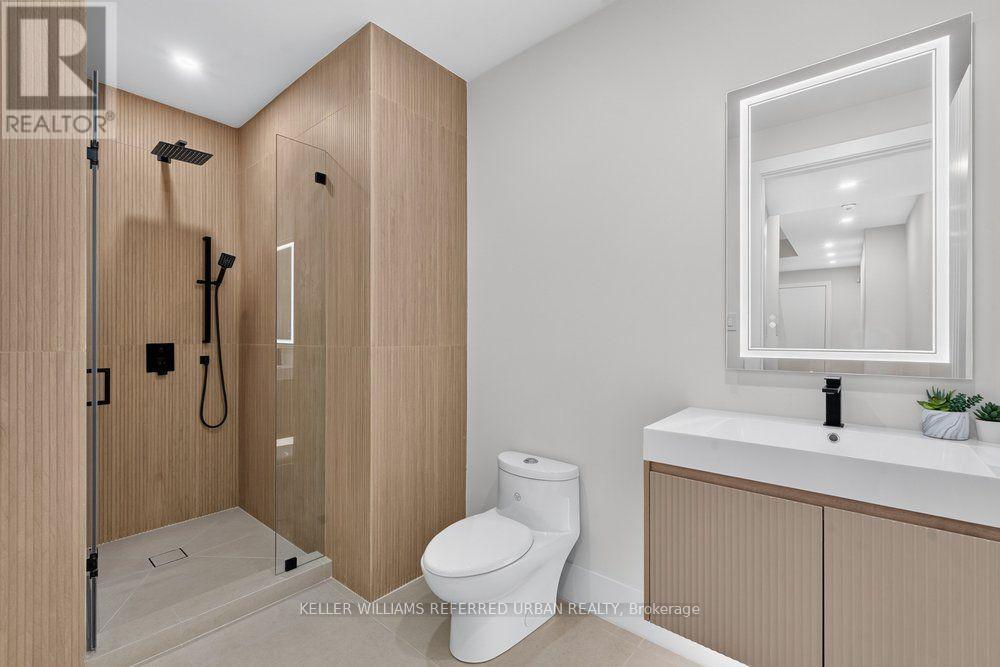 11 Knowles Crescent, Aurora, ON - Indoor Photo Showing Bathroom