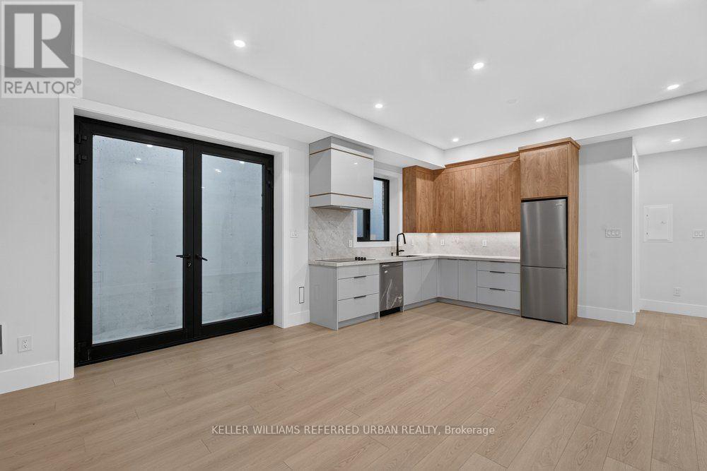 11 Knowles Crescent, Aurora, ON - Indoor Photo Showing Kitchen