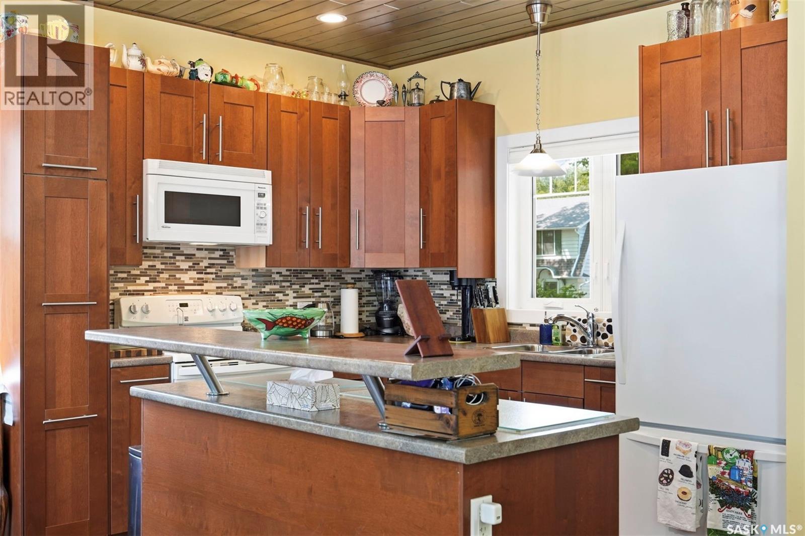 916 Temperance Street, Saskatoon, SK - Indoor Photo Showing Kitchen