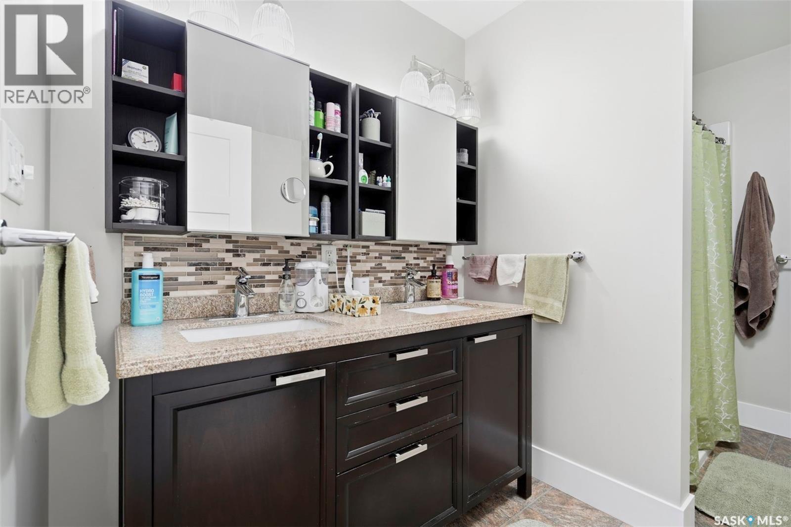 916 Temperance Street, Saskatoon, SK - Indoor Photo Showing Bathroom