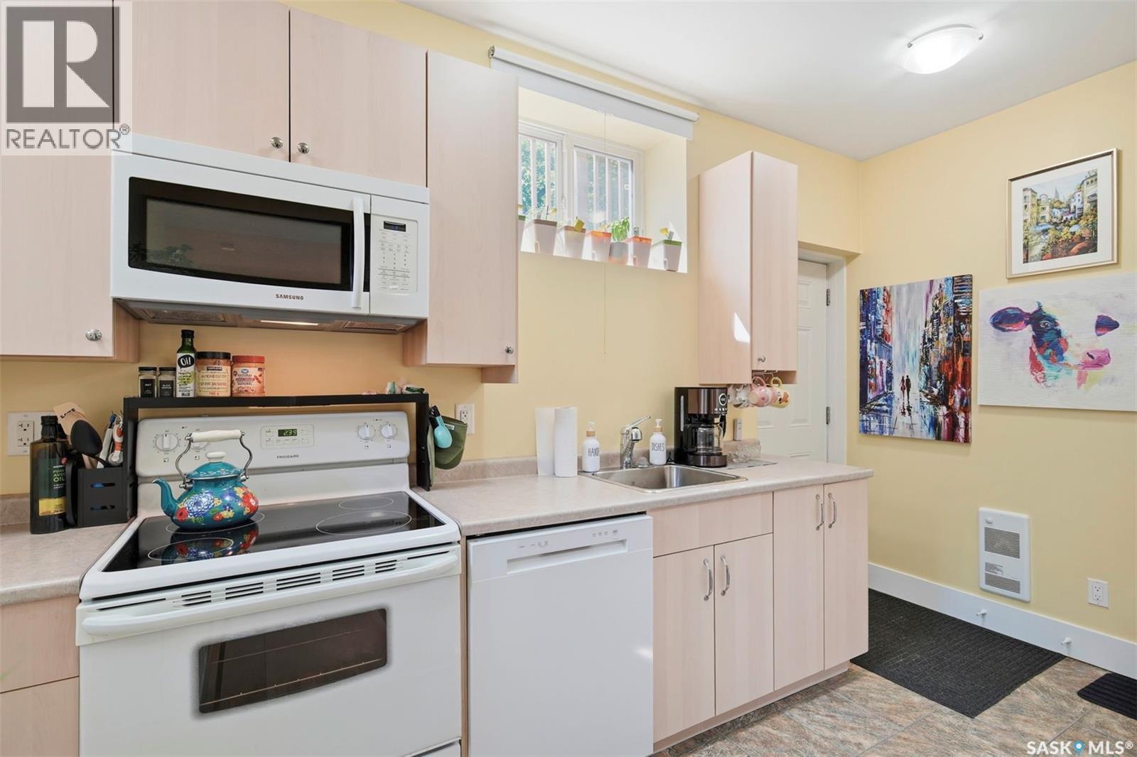 916 Temperance Street, Saskatoon, SK - Indoor Photo Showing Kitchen