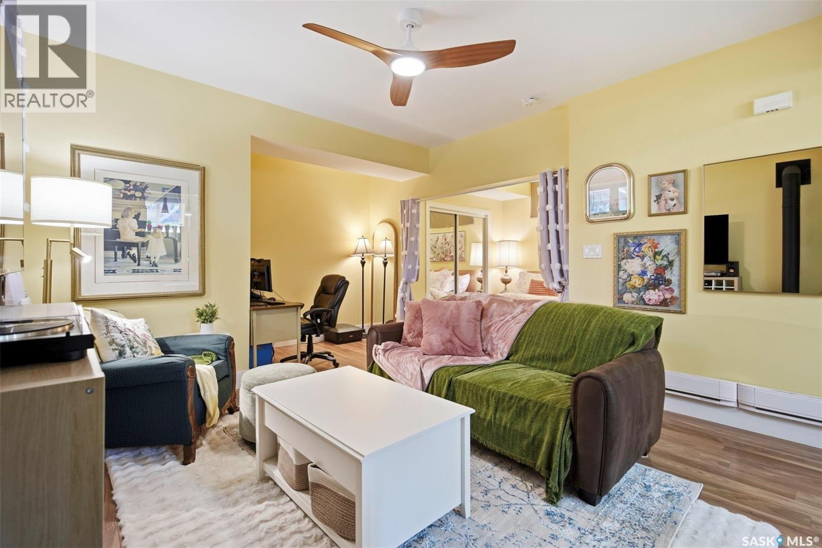 916 Temperance Street, Saskatoon, SK - Indoor Photo Showing Living Room