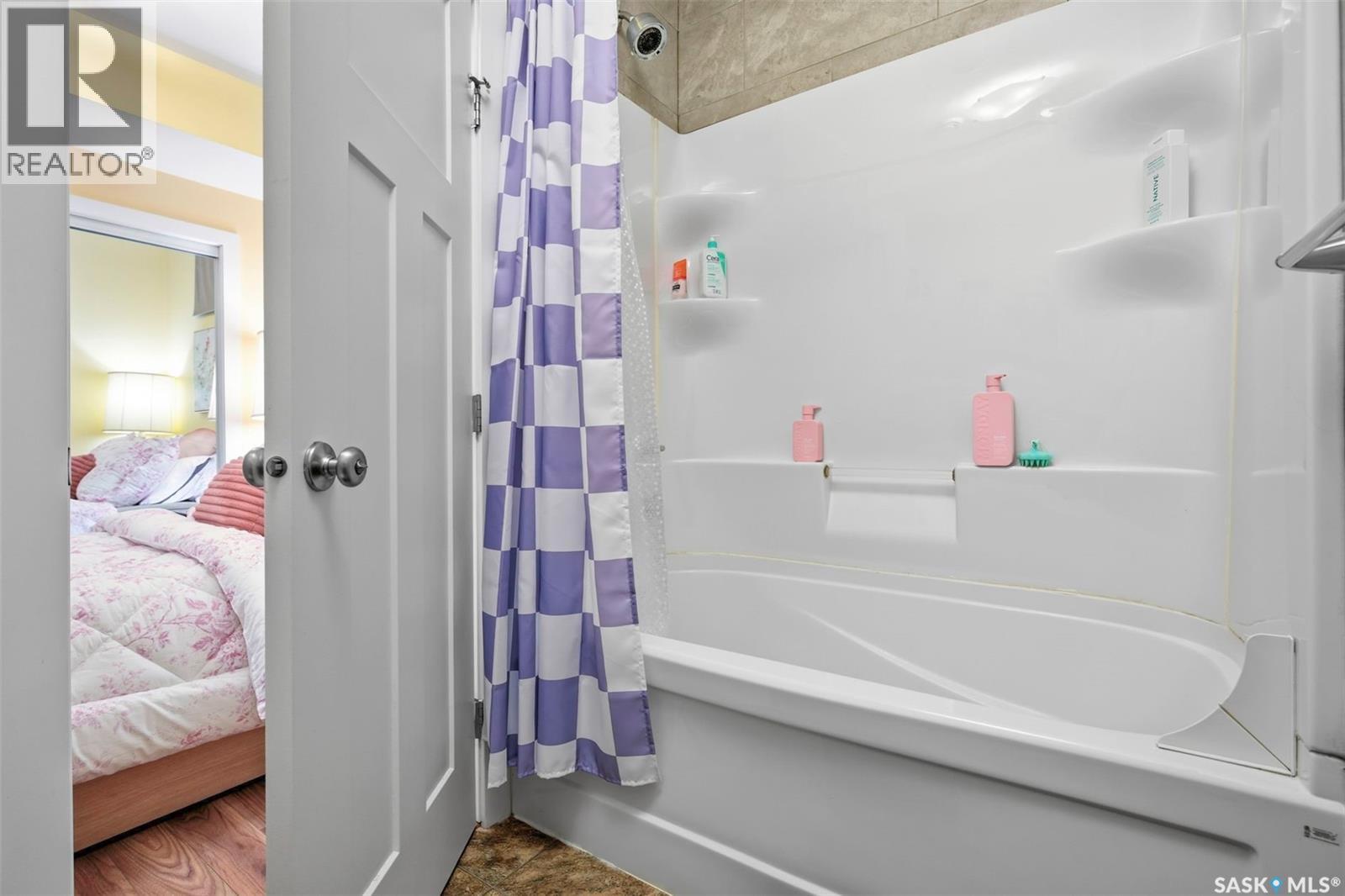 916 Temperance Street, Saskatoon, SK - Indoor Photo Showing Bathroom