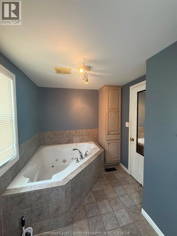 1058 Moy, Windsor, ON - Indoor Photo Showing Bathroom