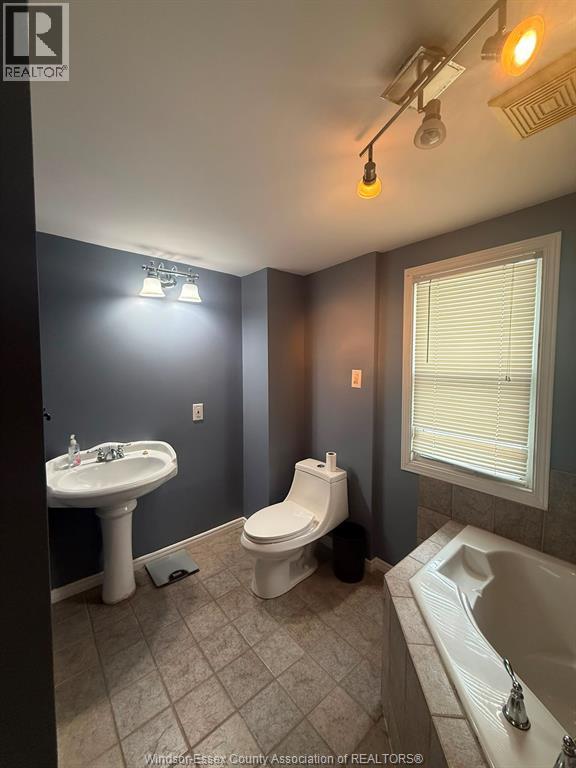 1058 Moy, Windsor, ON - Indoor Photo Showing Bathroom