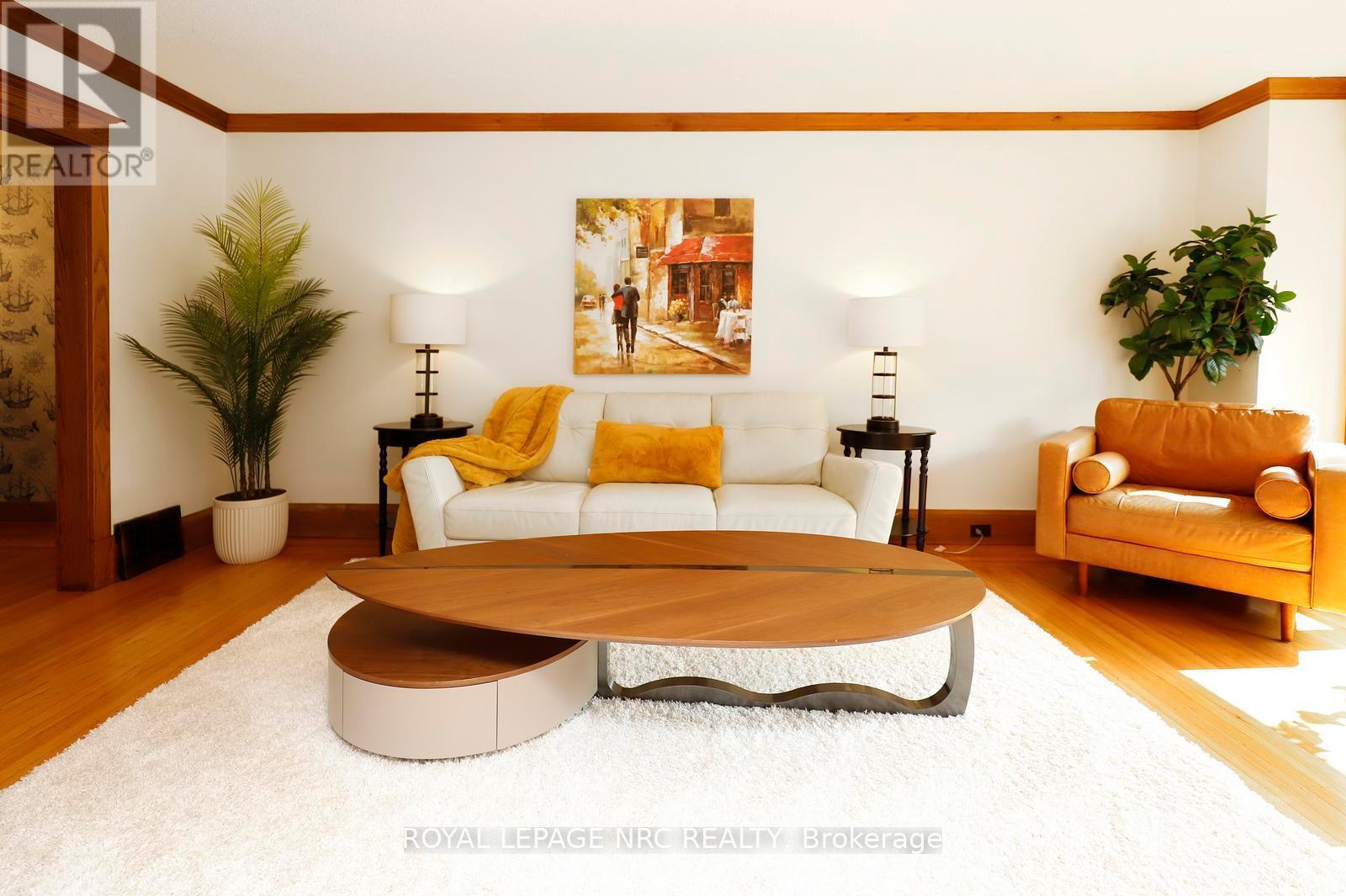 266 London Street S, Hamilton, ON - Indoor Photo Showing Living Room