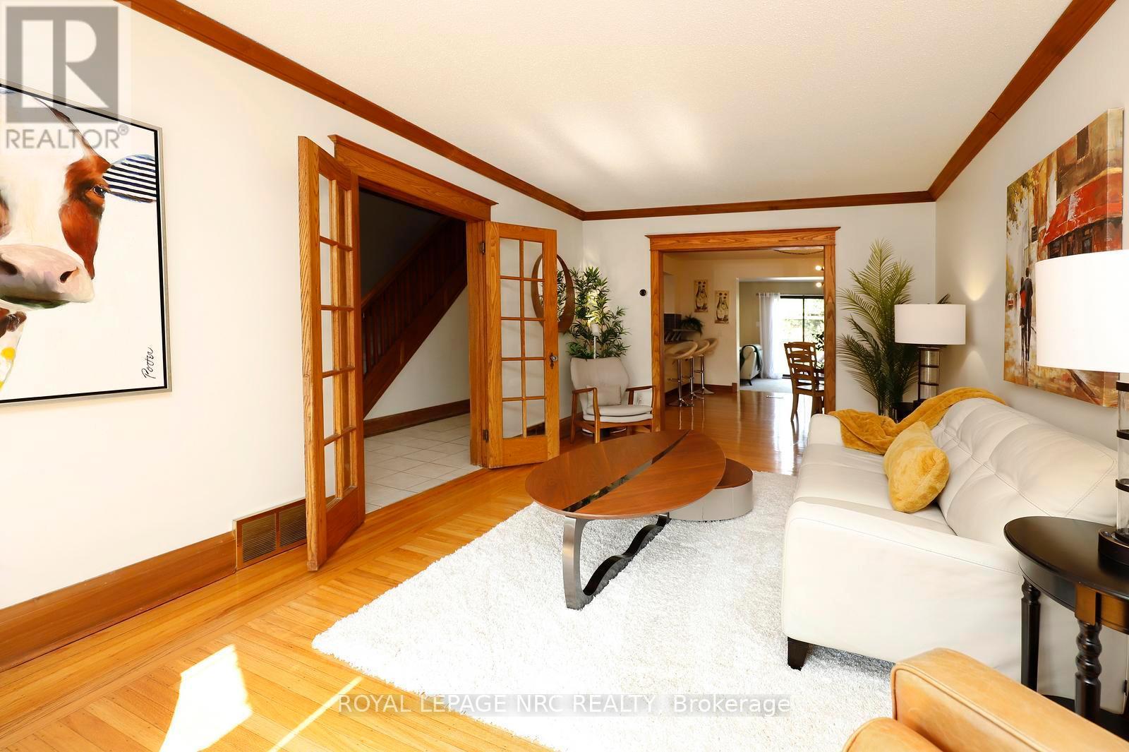 266 London Street S, Hamilton, ON - Indoor Photo Showing Living Room