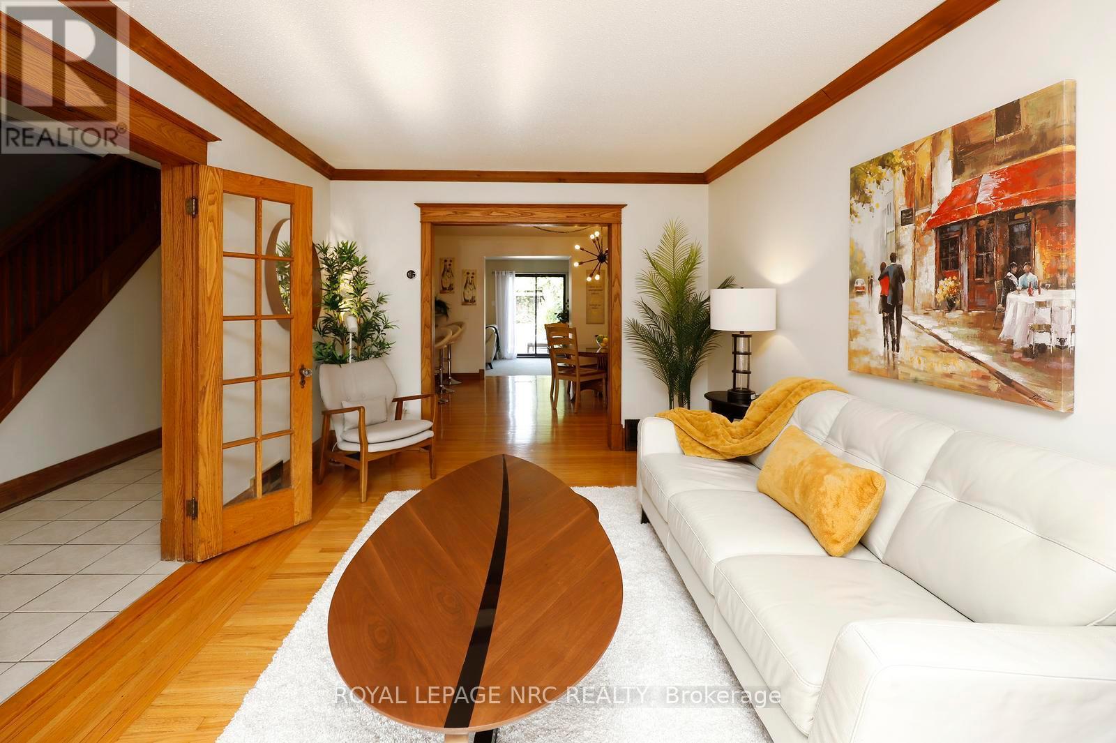 266 London Street S, Hamilton, ON - Indoor