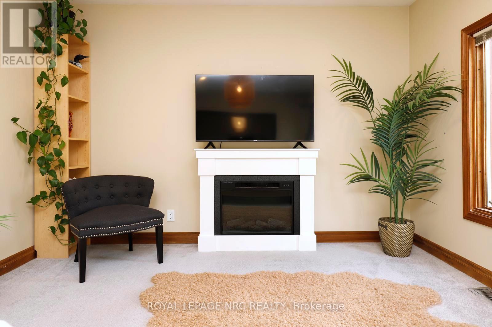 266 London Street S, Hamilton, ON - Indoor Photo Showing Living Room With Fireplace
