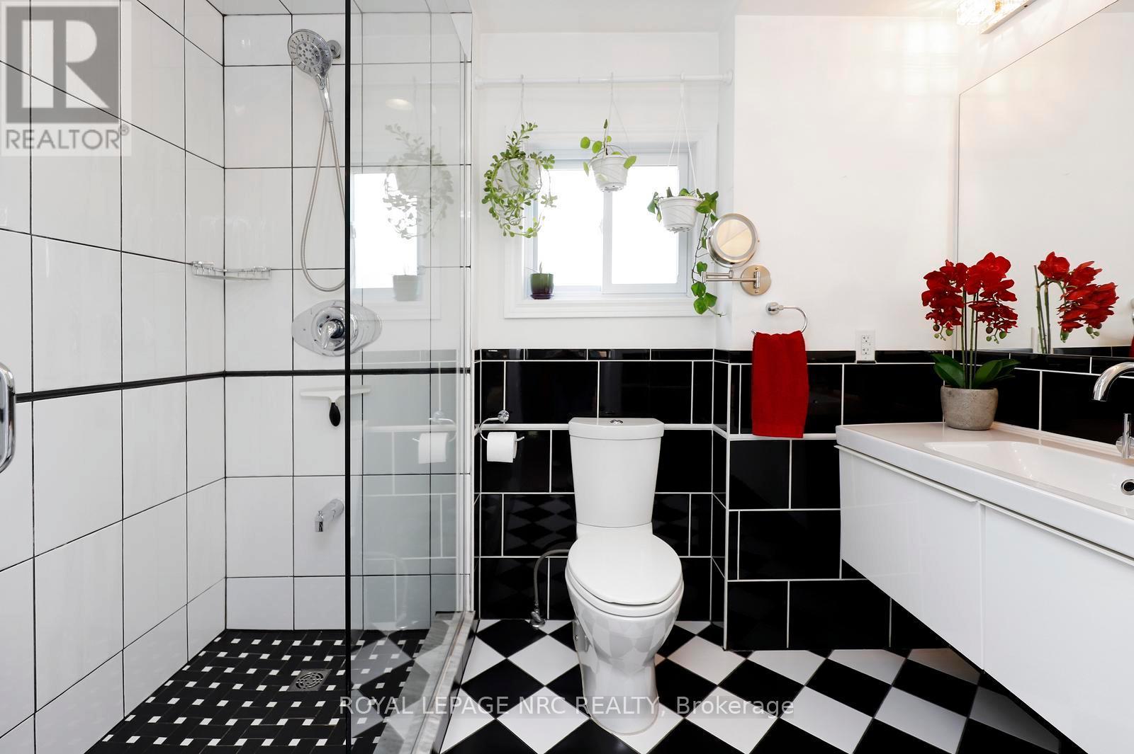 266 London Street S, Hamilton, ON - Indoor Photo Showing Bathroom