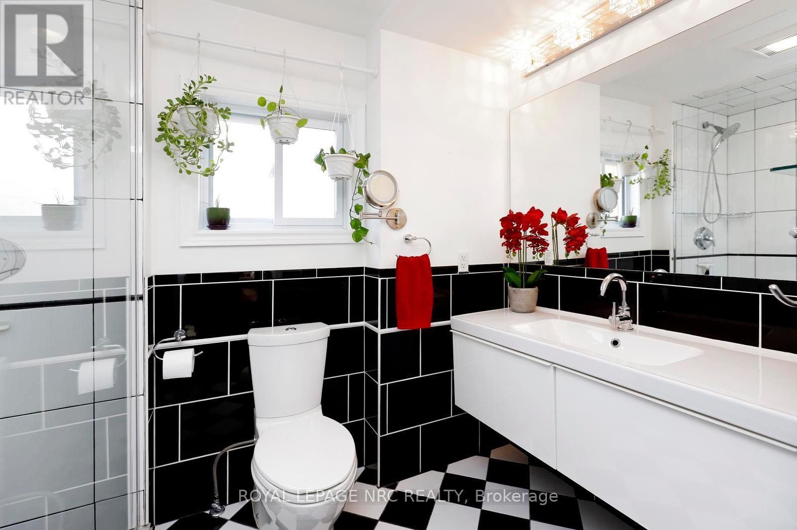 266 London Street S, Hamilton, ON - Indoor Photo Showing Bathroom